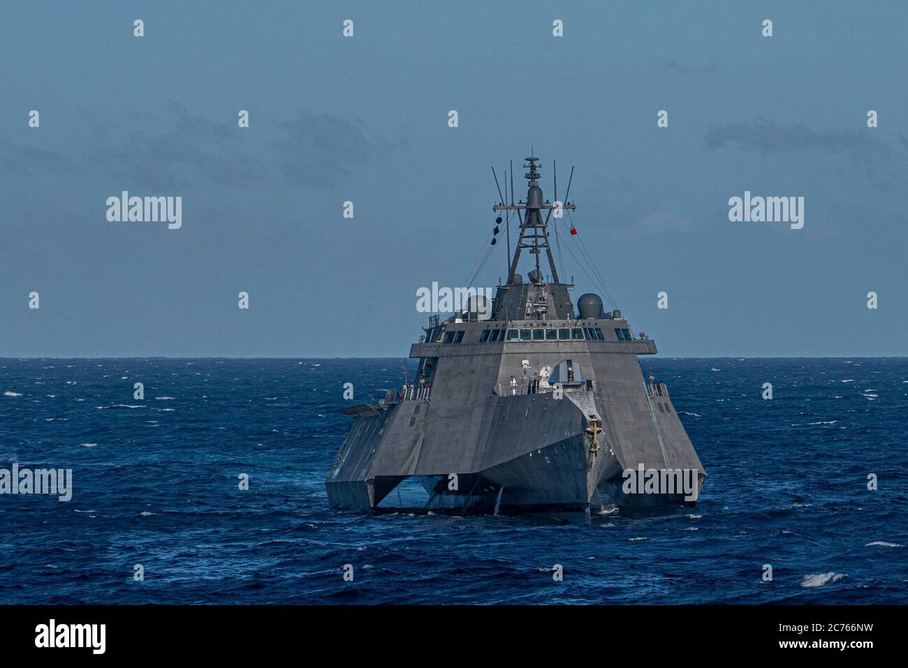 Das US Navy Independence-Variant Littoral Combat Ship USS Omaha unterwegs während einer zusammengesetzten Trainingsübung mit der Nimitz Carrier Strike Group 19. Mai 2020 im Südchinesischen Meer. Stockfoto