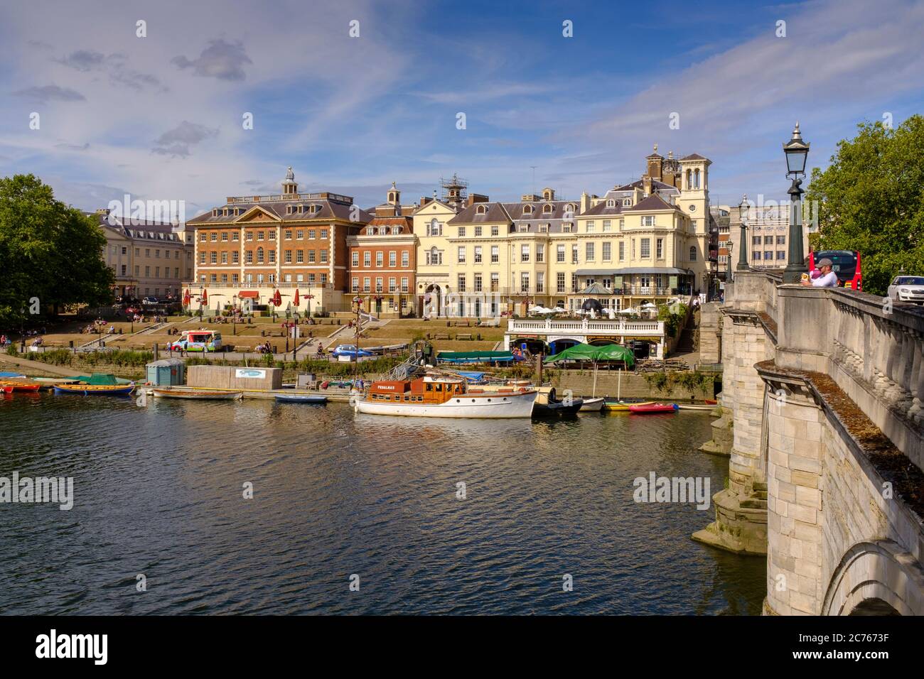 Richmond Riverside und Richmond Bridge, England Stockfoto