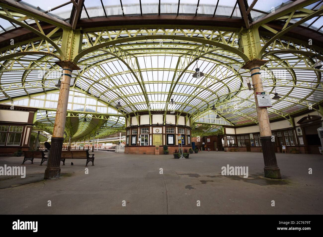 Wemyss Bay Bahnhof zeigt das kunstvolle Design des Bahnhofsdachs, wie es im Jahr 2010 war. Wemyss wird wie 'Launen' ausgesprochen. Schottland, Großbritannien Stockfoto