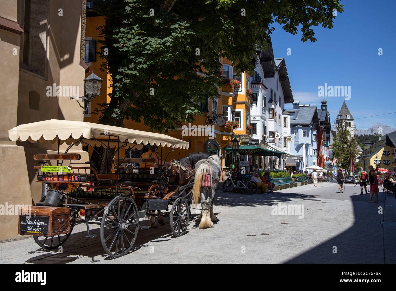 Fiaker, typisch österreichische Pferdekutschen warten in Vorderstadt, Kitzbühel, Tirol, Österreich, Europa Stockfoto