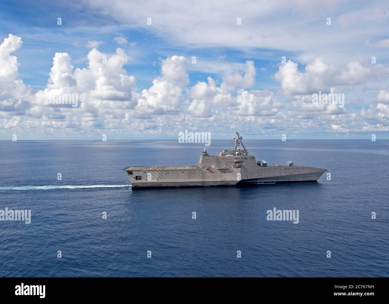 Das US Navy Independence-Variant Littoral Combat Schiff USS Gabrielle Giffords unterwegs während einer Routine-Präsenz Patrouille in internationalen Gewässern 16. Juni 2020 im Südchinesischen Meer. Stockfoto