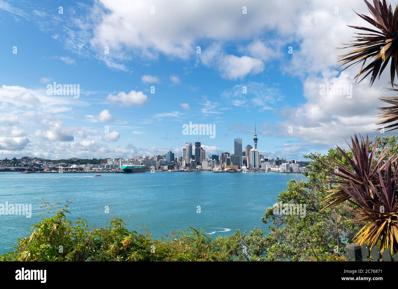 Skyline von Auckland vom Stanley Point, Auckland, Neuseeland Stockfoto