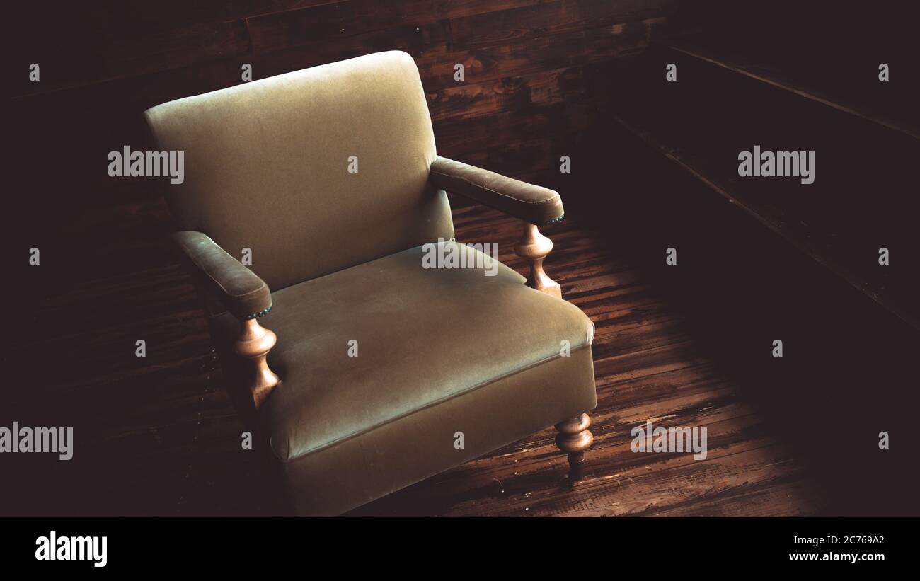 Home Interieur der Ecke von Holzpaneelen im Zimmer. Nahaufnahme eines bequemen Sessels in der Nähe der Treppe im Zimmer. Stockfoto