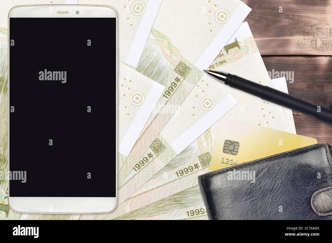 1 chinesische Yuan-Rechnungen und Smartphone mit Geldbörse und Kreditkarte. E-Payment oder E-Commerce-Konzept. Online-Shopping und Geschäfte mit tragbaren Geräten U Stockfoto