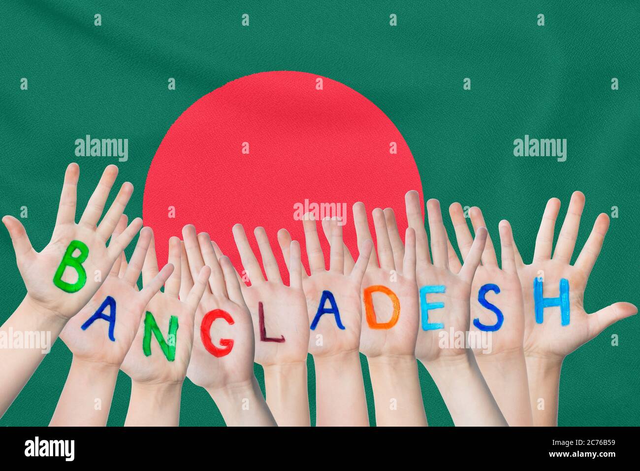 Inschrift Bangladesch auf den Kinderhände vor dem Hintergrund einer winkenden Flagge des Bangladesch Stockfoto