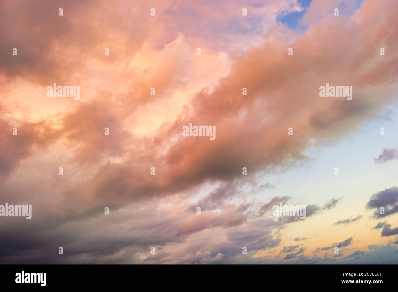 Eine farbenfrohe, detaillierte Wolkenlandschaft bei Sonnenuntergang Stockfoto