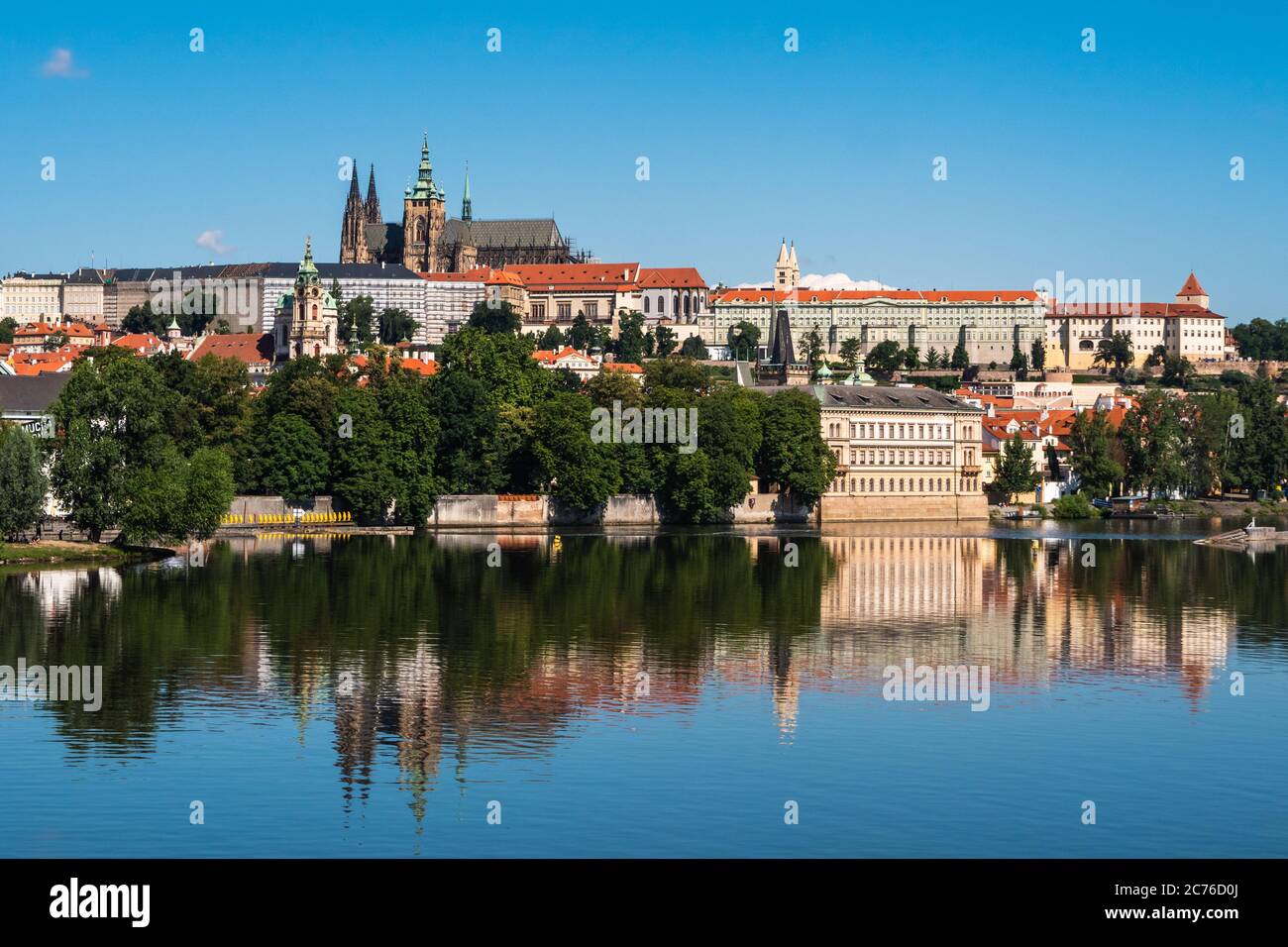 Prager Burg, Hradcany Bezirk, St. Veits Kathedrale und Kleinseite an der Moldau im Sommer Stockfoto