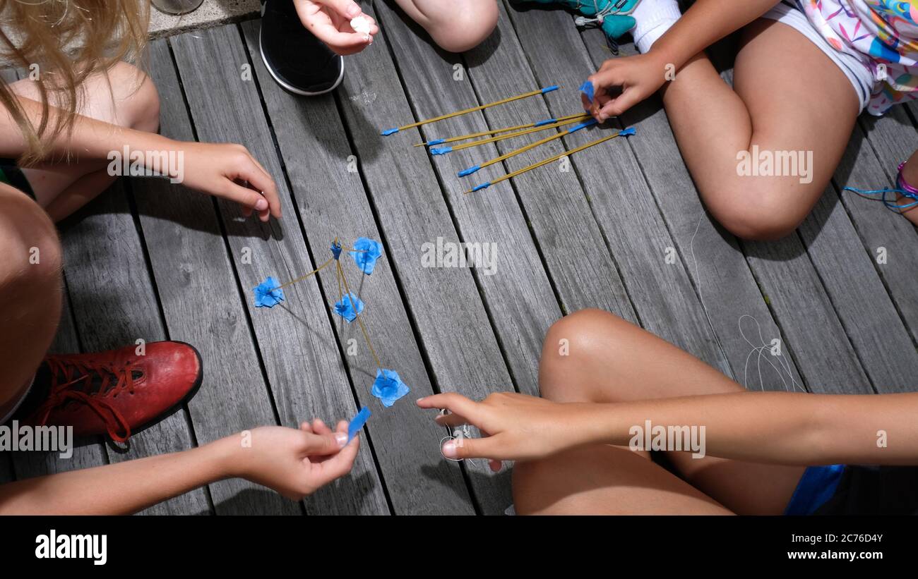 Camp, Brooklyn, New York City. Kinder bauen Türme aus Spaghetti, um mehr über Teamwork und Balance zu erfahren. Stockfoto