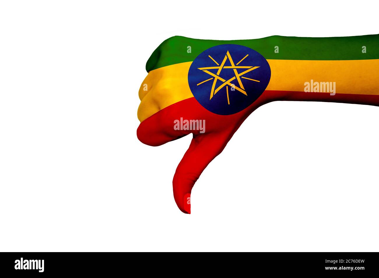 Äthiopische Flagge zeigt Daumen nach unten auf weißem isolierten Hintergrund Stockfoto