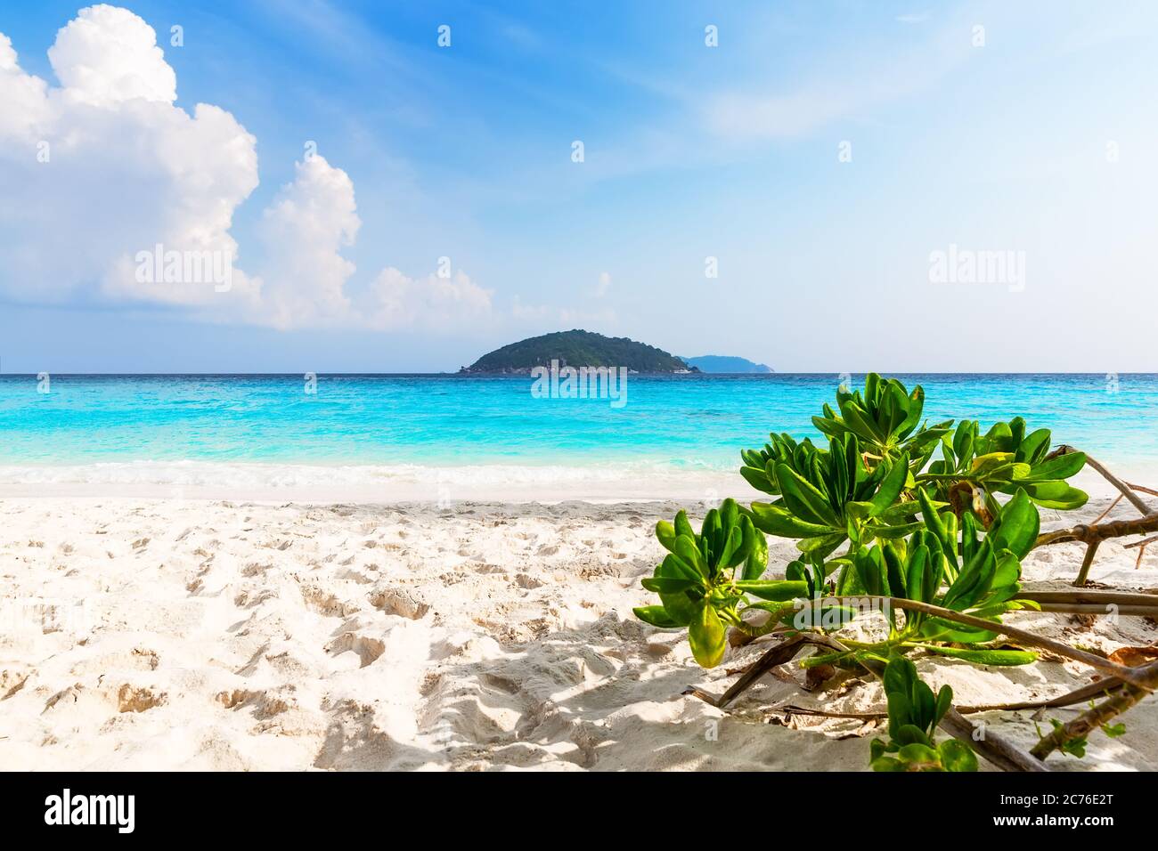 Schöner Strand und blauer Himmel auf Similan Inseln, Thailand. Urlaub Urlaub Urlaub Hintergrund Wallpaper. Blick auf den schönen tropischen Strand. Reisen Sommerurlaub Stockfoto