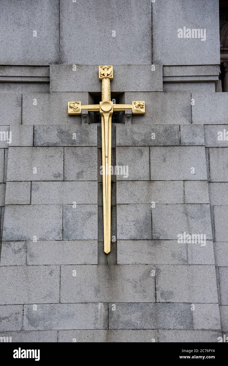 Vergoldetes Bronzeschwert auf dem Gesicht von Glasgow Cenotaph, George Square Glasgow Stockfoto