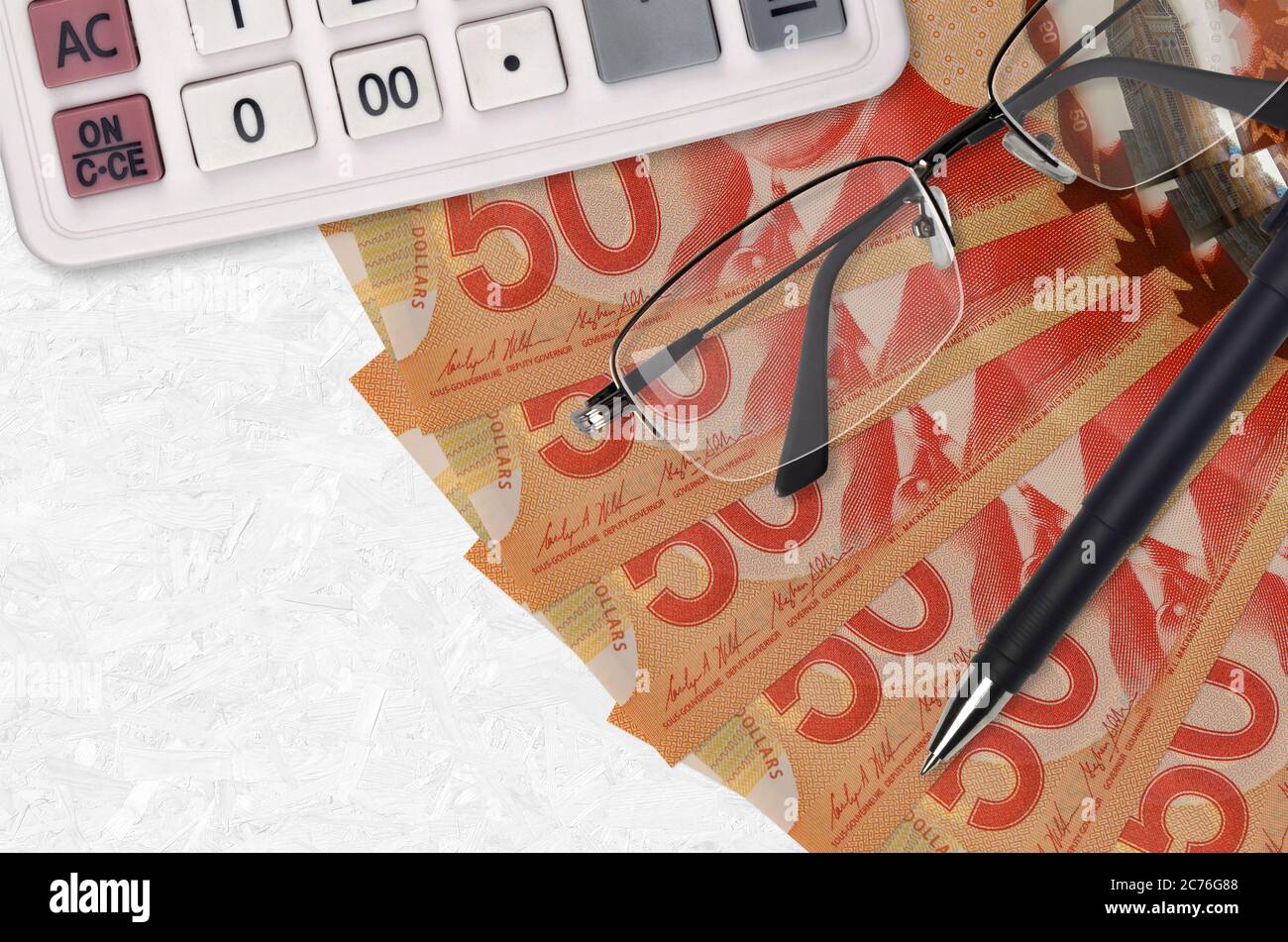 50 Kanadische Dollar Rechnungen Fächer und Rechner mit Brille und Stift. Geschäftskredit oder Steuerzahlung Saisonkonzept. Finanzplanung Stockfoto