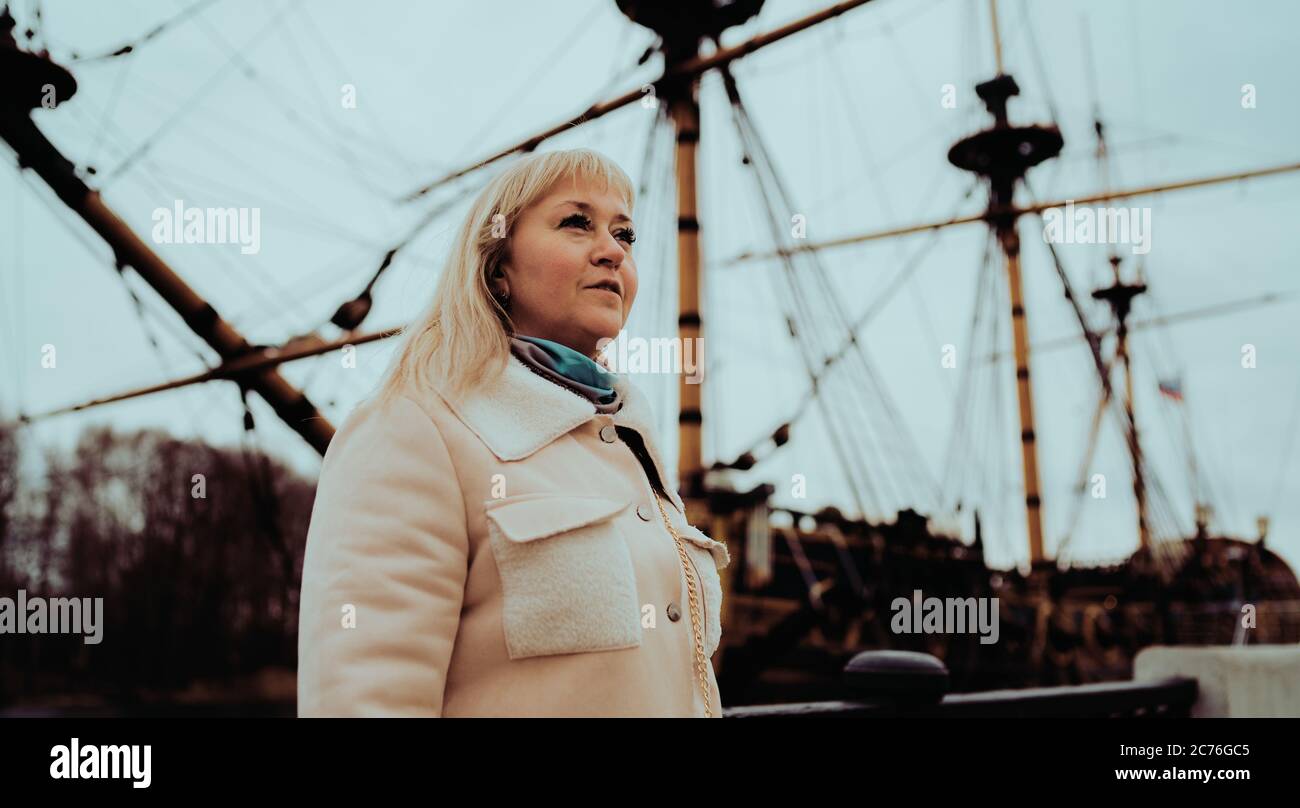 Porträt der erwachsenen Frau auf dem Hintergrund des Schiffes. Stockfoto