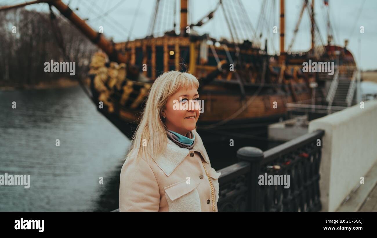 Porträt der erwachsenen Frau auf dem Hintergrund des Schiffes. Stockfoto