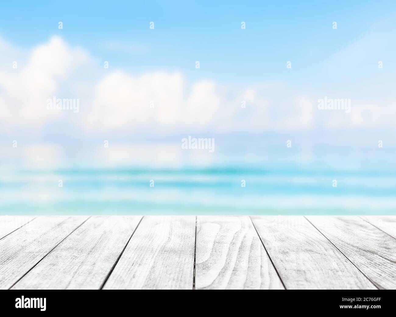 Verschwommener blauer Himmel und Meer mit Bokeh-Licht und Blättern von Kokospalme. Landschaft des tropischen Sommers. Sommerurlaub Konzept. Stockfoto