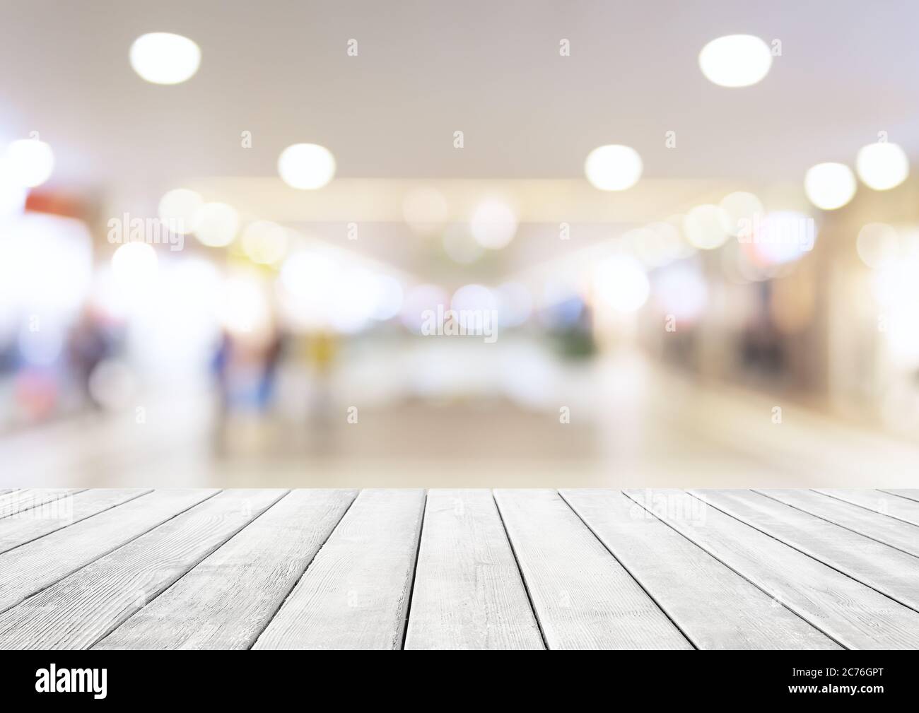 Abstrakt verwischen Einkaufszentrum Hintergrund und leere weiße Tabelle. Abstraktes Einkaufszentrum und Einzelhandel Store Interieur für Hintergrund mit Bokeh Licht. Stockfoto