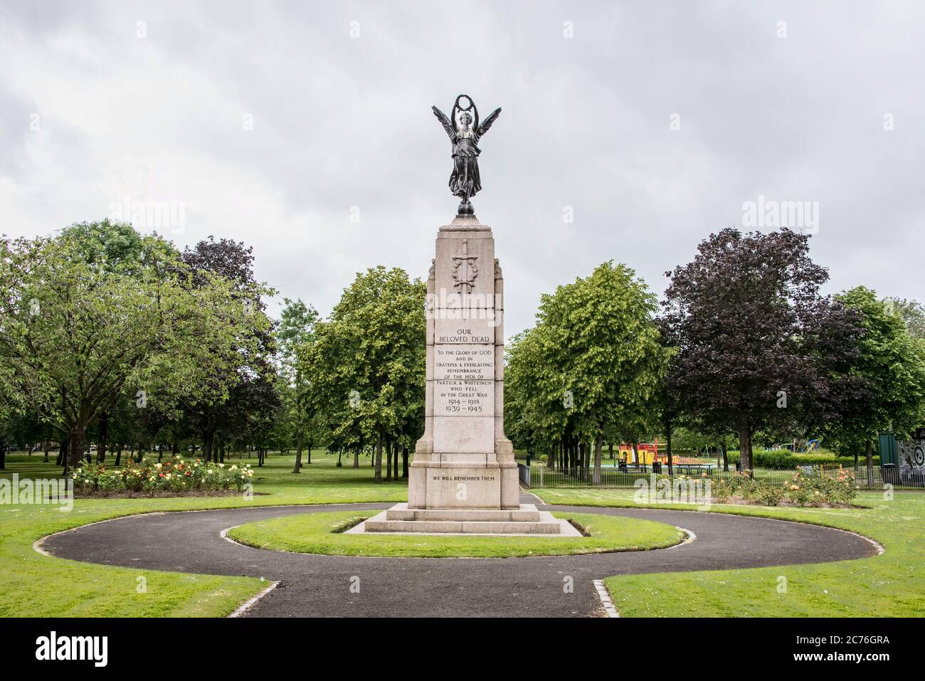 Partick & Whitinch war Memorial, freistehend auf dem Gelände des Victoria Park, Glasgow, Schottland Stockfoto