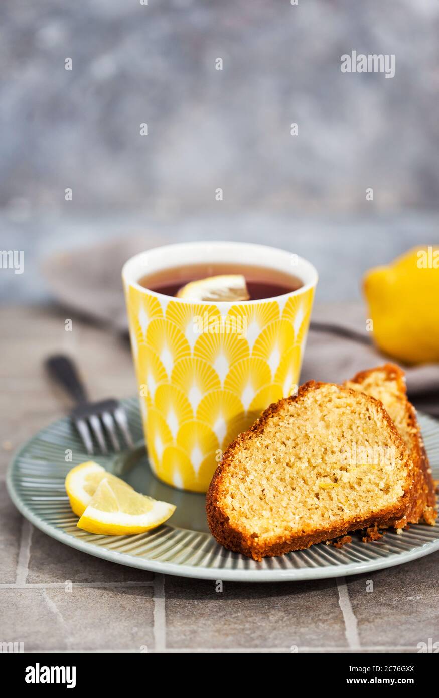 Zitronenkuchen und eine Tasse heißen schwarzen Tee Stockfoto