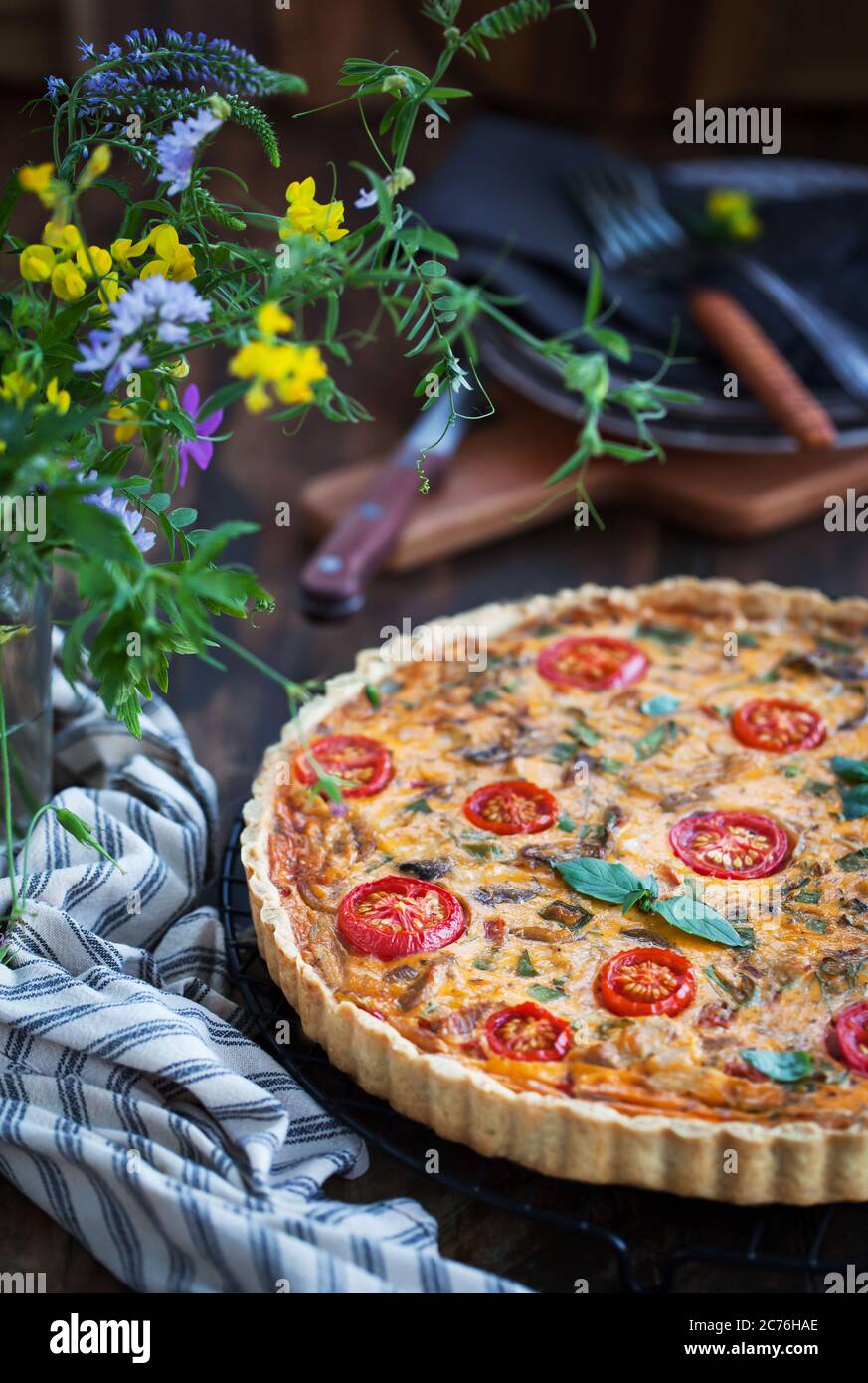 Köstliche hausgemachte Quiche lorraine mit Huhn, Tomaten, Pilzen und Käse Stockfoto