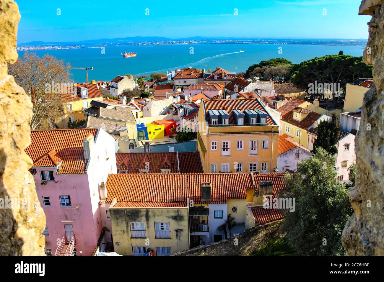 Schöne Aussicht auf Lissabon und den Atlantik von Castelo de São Jorge, Lissabon, Portugal. Stockfoto