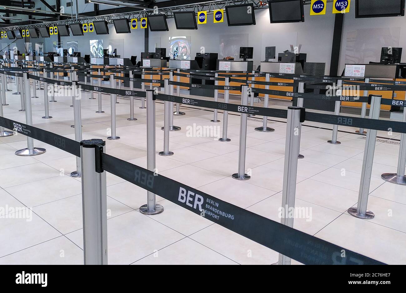 Leere Check-in-Schalter am Flughafen Schönefeld (mit Sperrband für den Flughafen BER) aufgrund geringer Passagierzahlen während der Coronavirus-Krise in Deutschland. Stockfoto