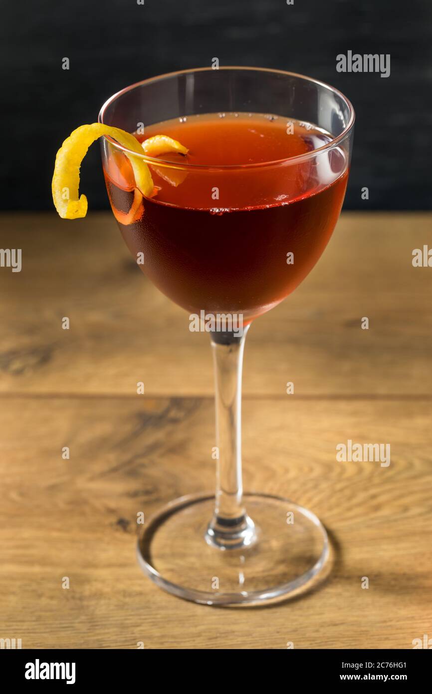 Hausgemachter klassischer Old Pal Cocktail mit Whiskey und Wermut Stockfoto