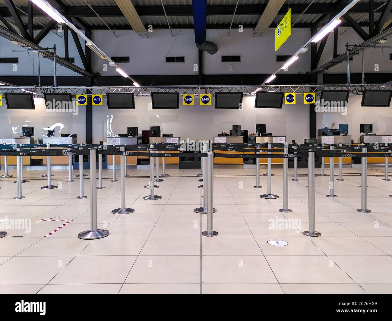 Leere Check-in-Schalter am Flughafen Schönefeld (mit Sperrband für den Flughafen BER) aufgrund geringer Passagierzahlen während der Coronavirus-Krise in Deutschland. Stockfoto