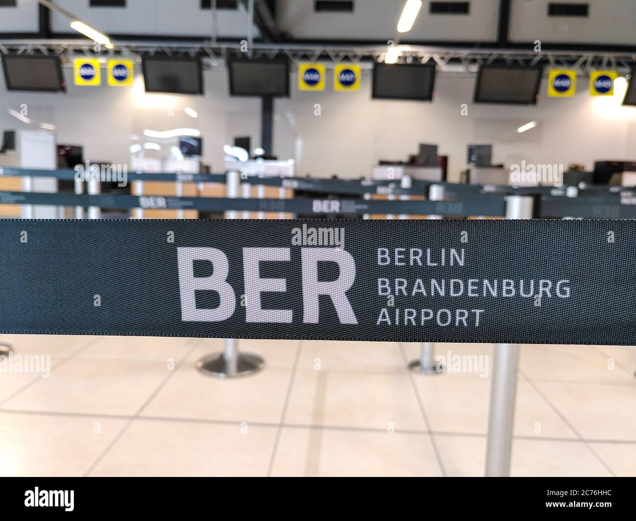 Sperrband für den Flughafen BER Berlin Brandenburg, das während der Coronavirus-Krise in Deutschland am Flughafen Schönefeld an den verlassenen Check-in-Schaltern eingesetzt wurde. Stockfoto
