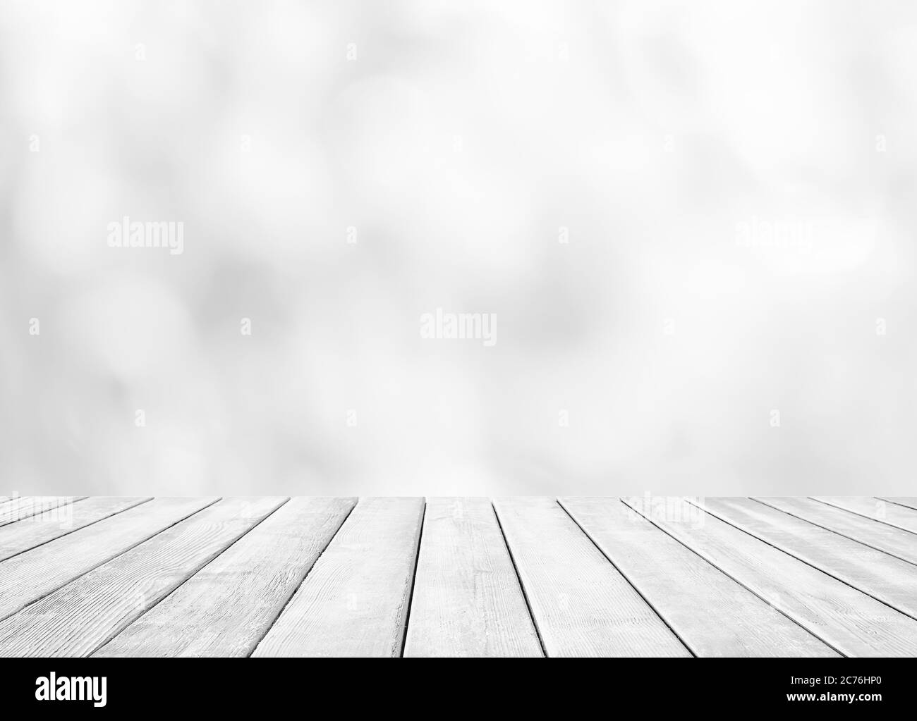 Perspektive leerer Holztisch über verschwommenem Speicher mit Bokeh hellen Hintergrund. Vorlage für Produktanzeige. Stockfoto