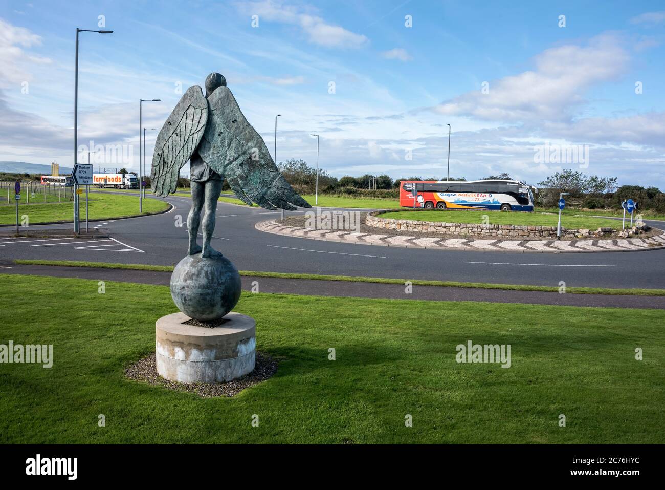 Monkton Icarus Skulptur im Prestwick International Aerospace Park auf dem Weg zum Prestwick Airport Ayrshire, Schottland Stockfoto