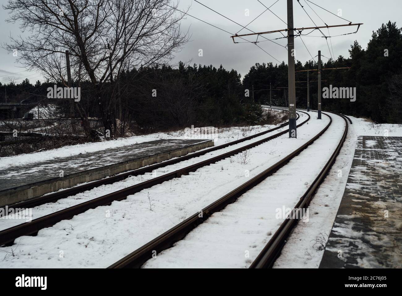 Bahngleise in der Wintersaison. Schöne Landschaft der Landschaft. Schienenweg durch Wald gelegt. Stockfoto