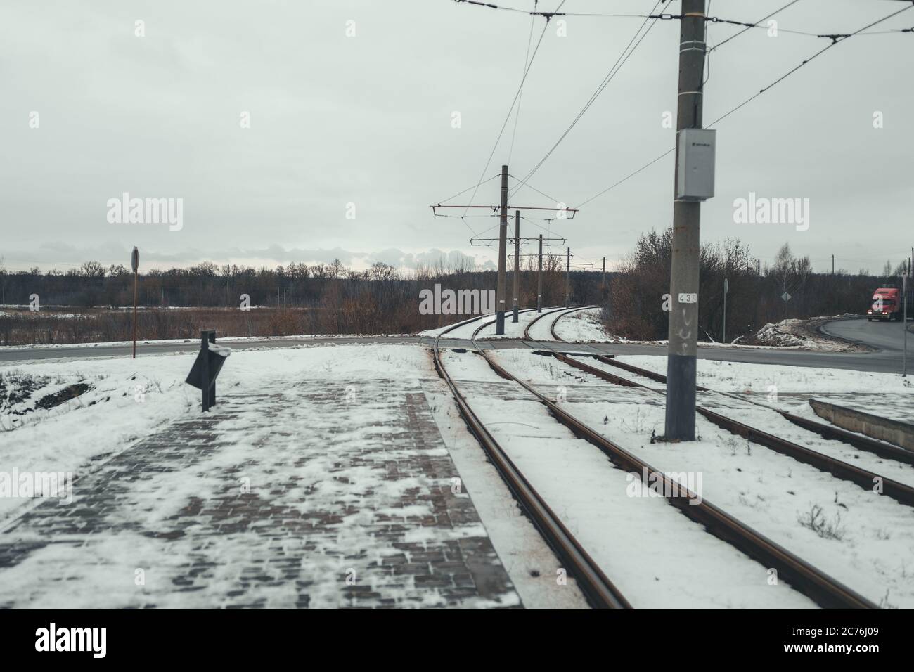 Bahngleise in der Wintersaison. Schöne Landschaft der Landschaft. Schienenweg durch Wald gelegt. Stockfoto