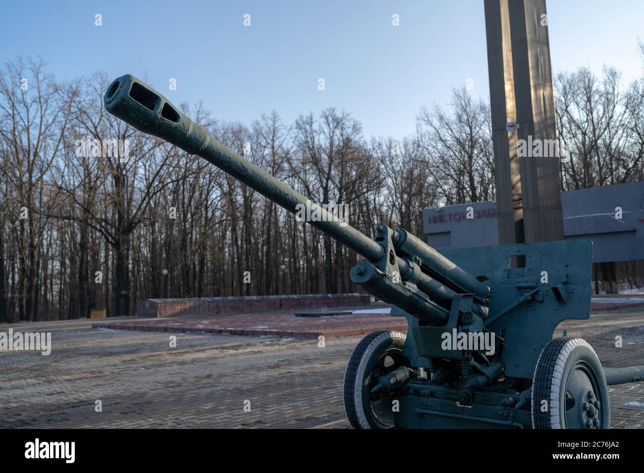 Panzerabwehrkanone im Militärpark. Alte Panzerabwehrkanone Denkmal auf Sockel am Wintertag im Militärpark montiert Stockfoto