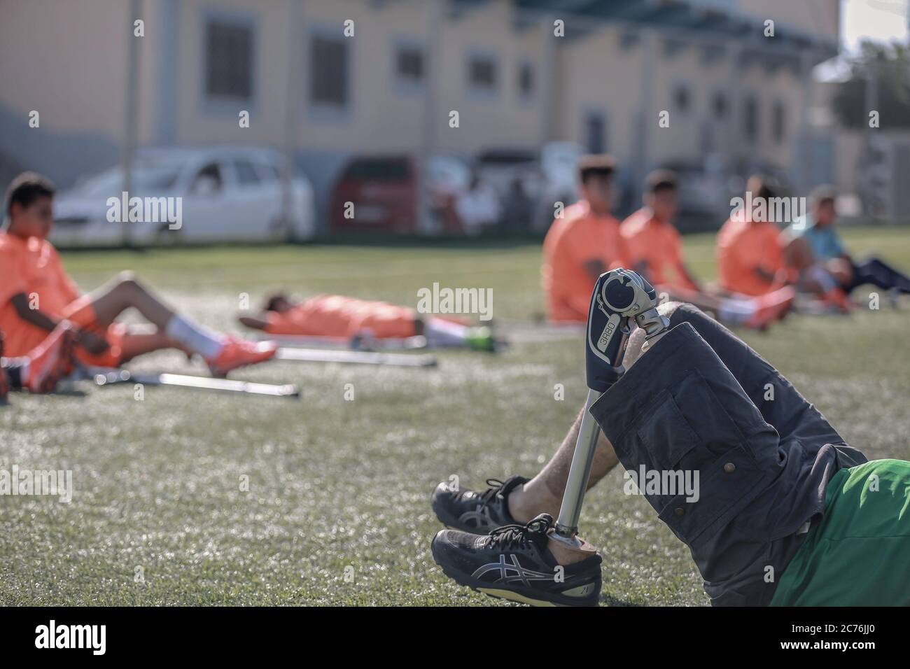 Deir Al Balah, Palästinensische Gebiete. Juli 2020. Ein amputees palästinensisches Kind mit Beinprothese nimmt zum ersten Mal nach der Lockerung der Einschränkungen aufgrund der Coronavirus-Pandemie an einem Fußballtraining für amputees Kind Teil, das vom Internationalen Komitee vom Roten Kreuz (IKRK) organisiert wird. Kredit: Mohammed Talatene/dpa/Alamy Live Nachrichten Stockfoto