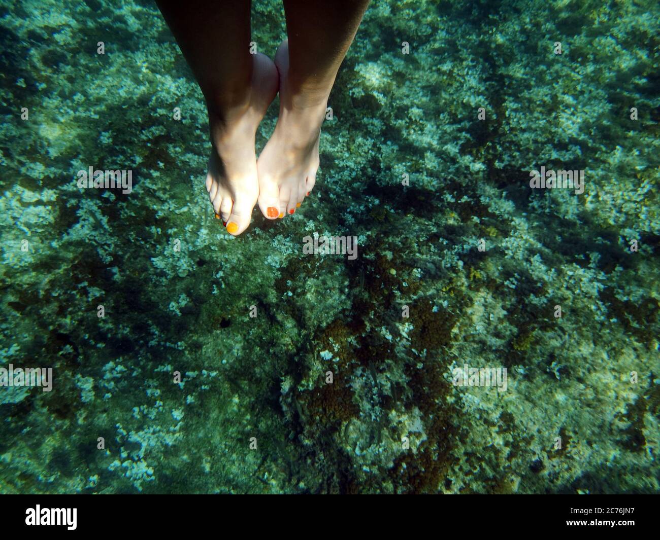 Nahaufnahme der Füße einer Frau unter Wasser, Malta Stockfoto