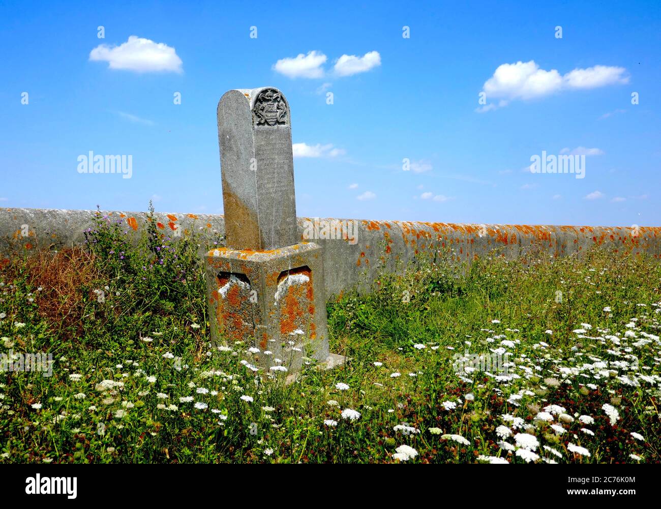 Ein Stein in der Nähe von Cliffe in Kent, der die östliche Grenze der Konzession Company of Thames Watermen markiert. Errichtet 1982. Stockfoto