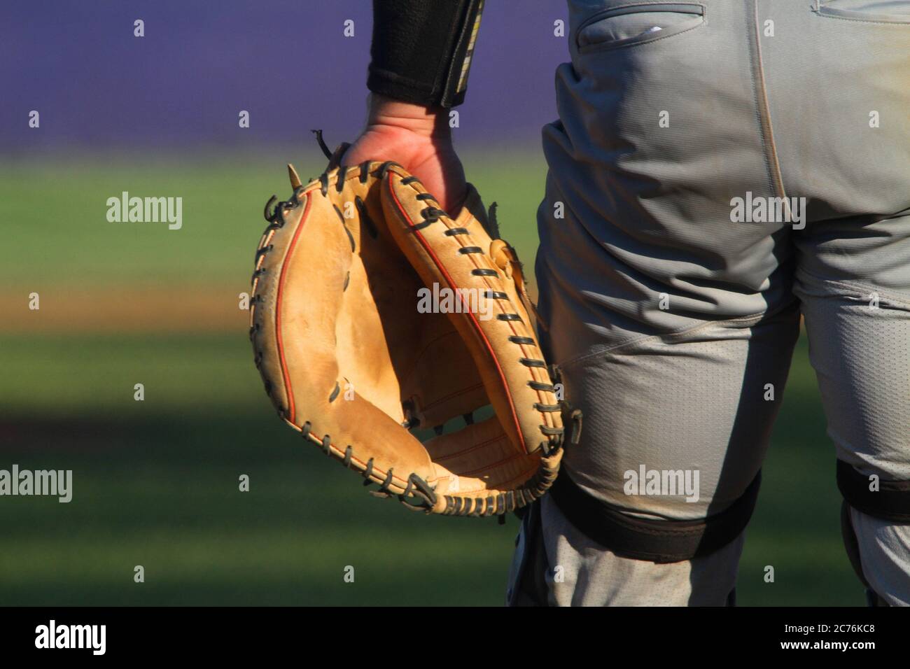 Eine Nahaufnahme von hinten von einem Baseballfänger bereit für Action. Stockfoto