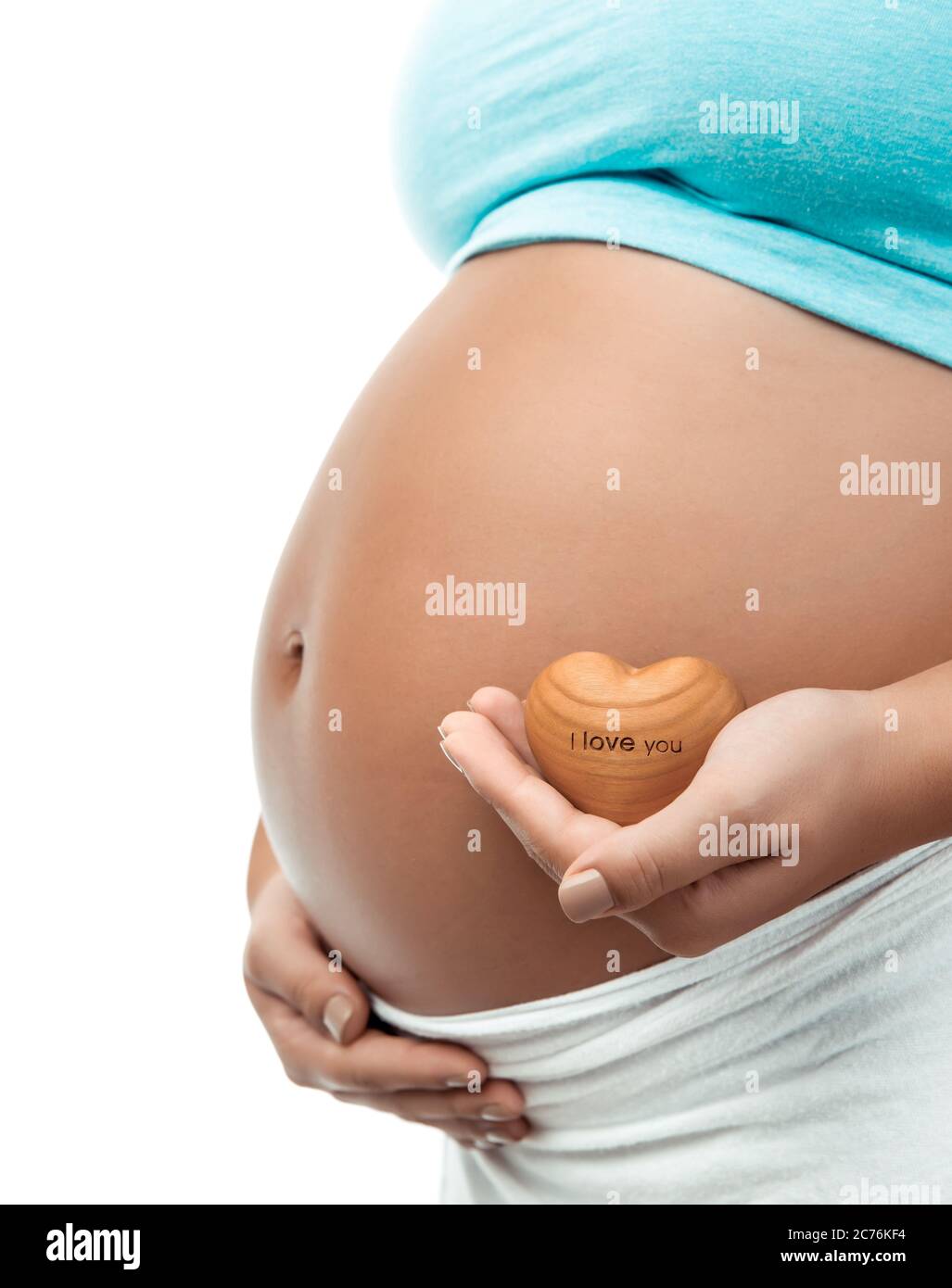 Nahaufnahme Foto einer Mumie von schwangeren Frauen und kleinen dekorativen hölzernen Herzen. Ich liebe dich. Körperteil. Neues Life-Konzept. Stockfoto
