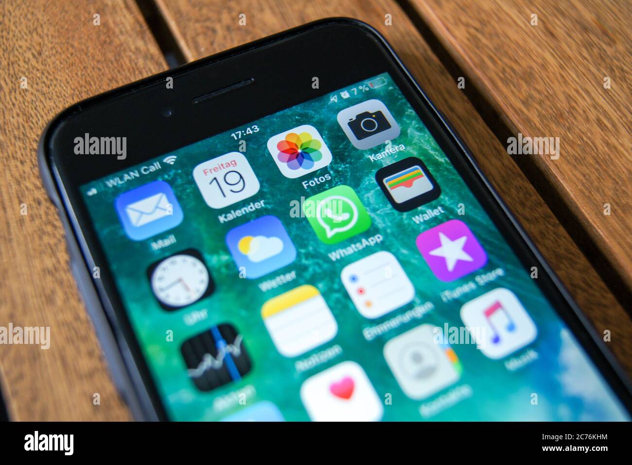 Nahaufnahme eines Apple iPhone Home-Bildschirms mit Icons von Apps wie Mail, Kamera, Fotos, WhatsApp, Wetter, Uhr, Aktien, Brieftasche, Kontakte und Musik. Stockfoto
