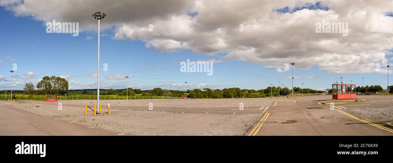 Cardiff, Wales - Juli 2020: Menschenleerer Langzeitparkplatz am Flughafen Cardiff Wales. Wenn nicht für Coronavirus, der Parkplatz wäre voll für den Sommer Stockfoto