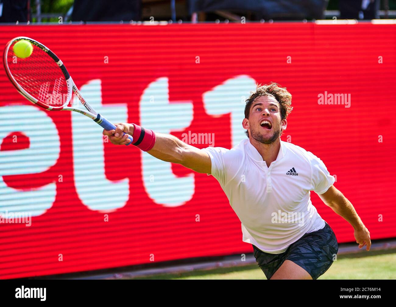 Dominic THIEM (AUT) gewann sein Spiel gegen Jannik SINNER (ITA) beim Tennisturnier bett1 ASSE auf Gras in Berlin, 14. Juli 2020. © Peter Schatz / Alamy Live News Stockfoto