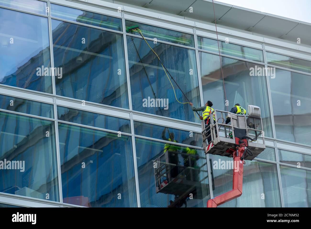 Fensterputzer, Gebäudeinstandhaltung, Fassadenreinigung, auf einer Hebebühne, in Düsseldorf, NRW, Deutschland, Stockfoto