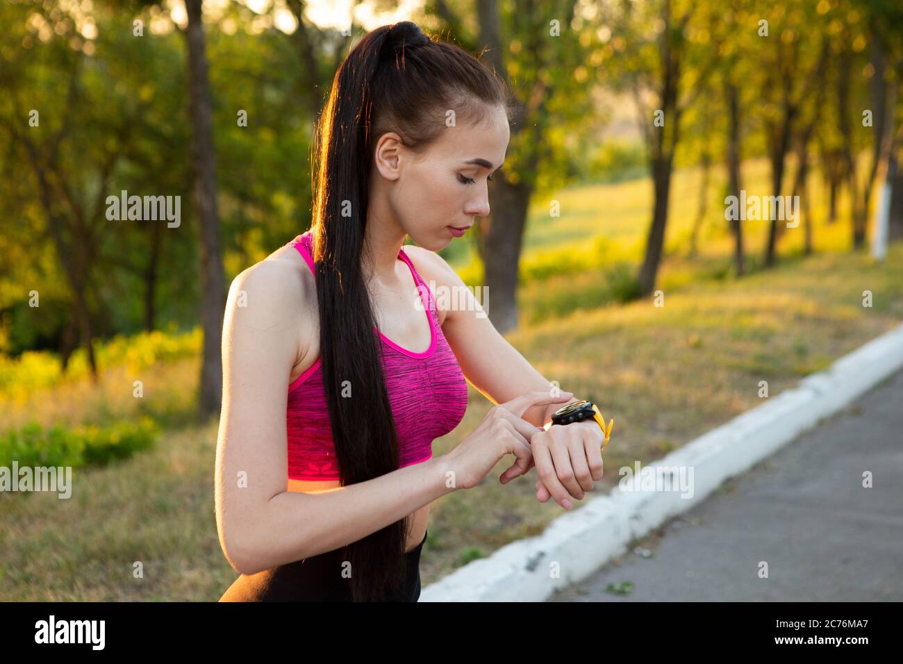 Frau, Prüfung, Fitness und Gesundheit tragbare GPS Fahrzeugortung Stockfoto