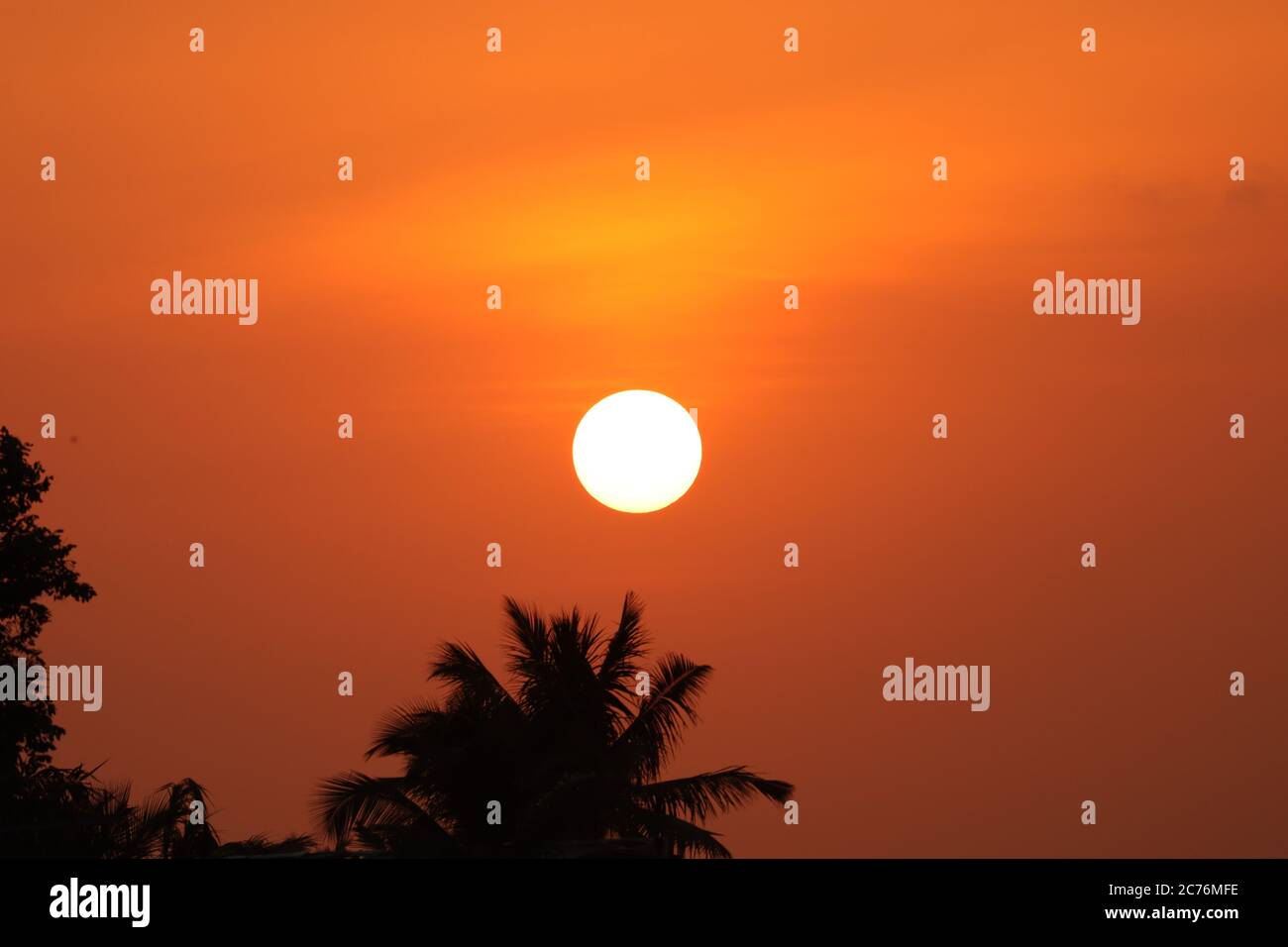 Große Sonne am Abend Stockfoto