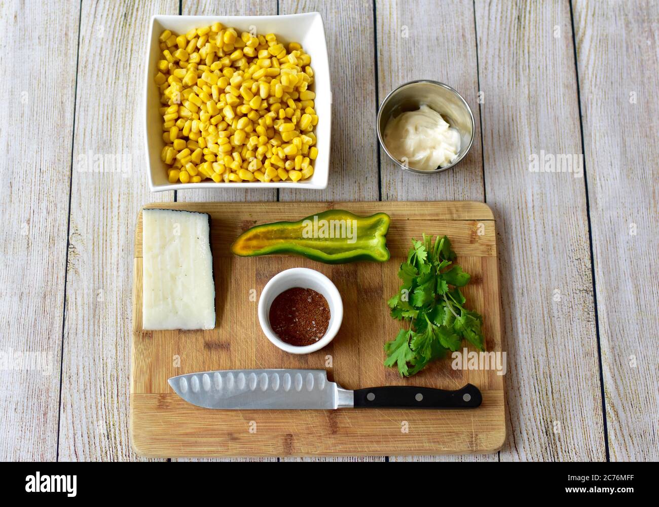 Bio-Vollzutaten bereit für die Vorbereitung Gourmet mexikanischen Street Corn Salat für Cinqo de Mayo Familienfeier mit frischen gesunden Lebensmitteln Stockfoto