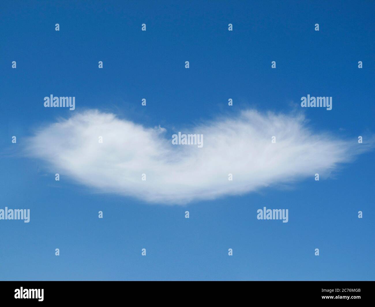 Herzförmige Wolke am klaren blauen Himmel während des Tages. Romantisches Liebeskonzept Stockfoto