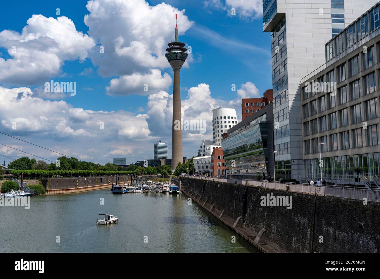 Medienhafen am Rhein, Rheinturm, Gehrybauten, Marina, Düsseldorf, NRW, Deutschland Stockfoto