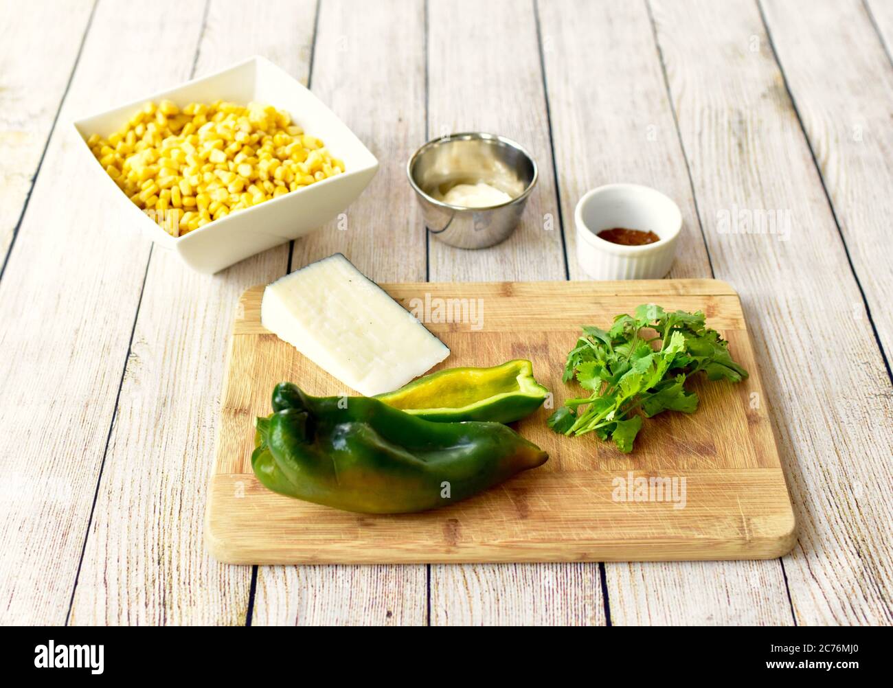 Bio-Vollzutaten bereit für die Vorbereitung Gourmet mexikanischen Street Corn Salat für Cinqo de Mayo Familienfeier mit frischen gesunden Lebensmitteln Stockfoto