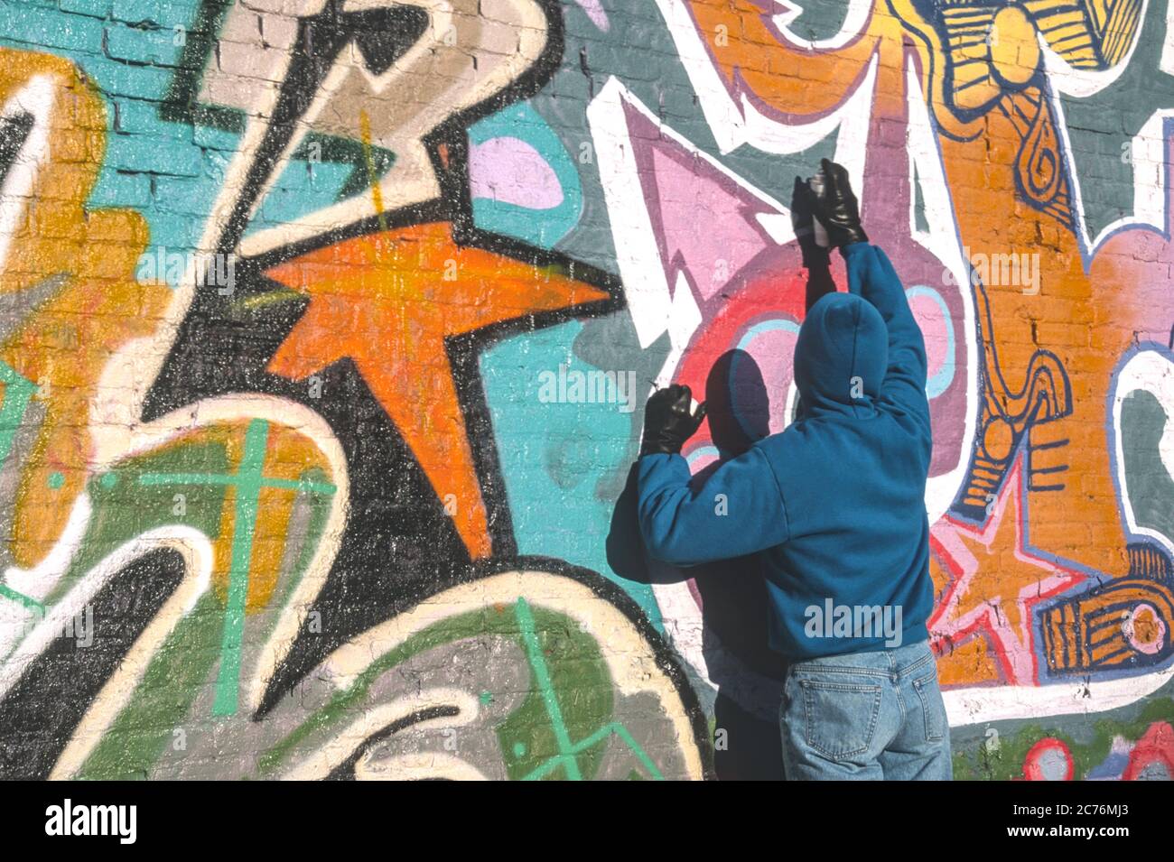 Mit Kapuze Graffiti Artist Spray Wandbemalung, NYC Stockfoto