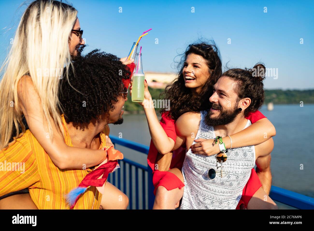Fröhliche junge Gruppe von Freunden, die im Sommer Festivals besuchen Stockfoto